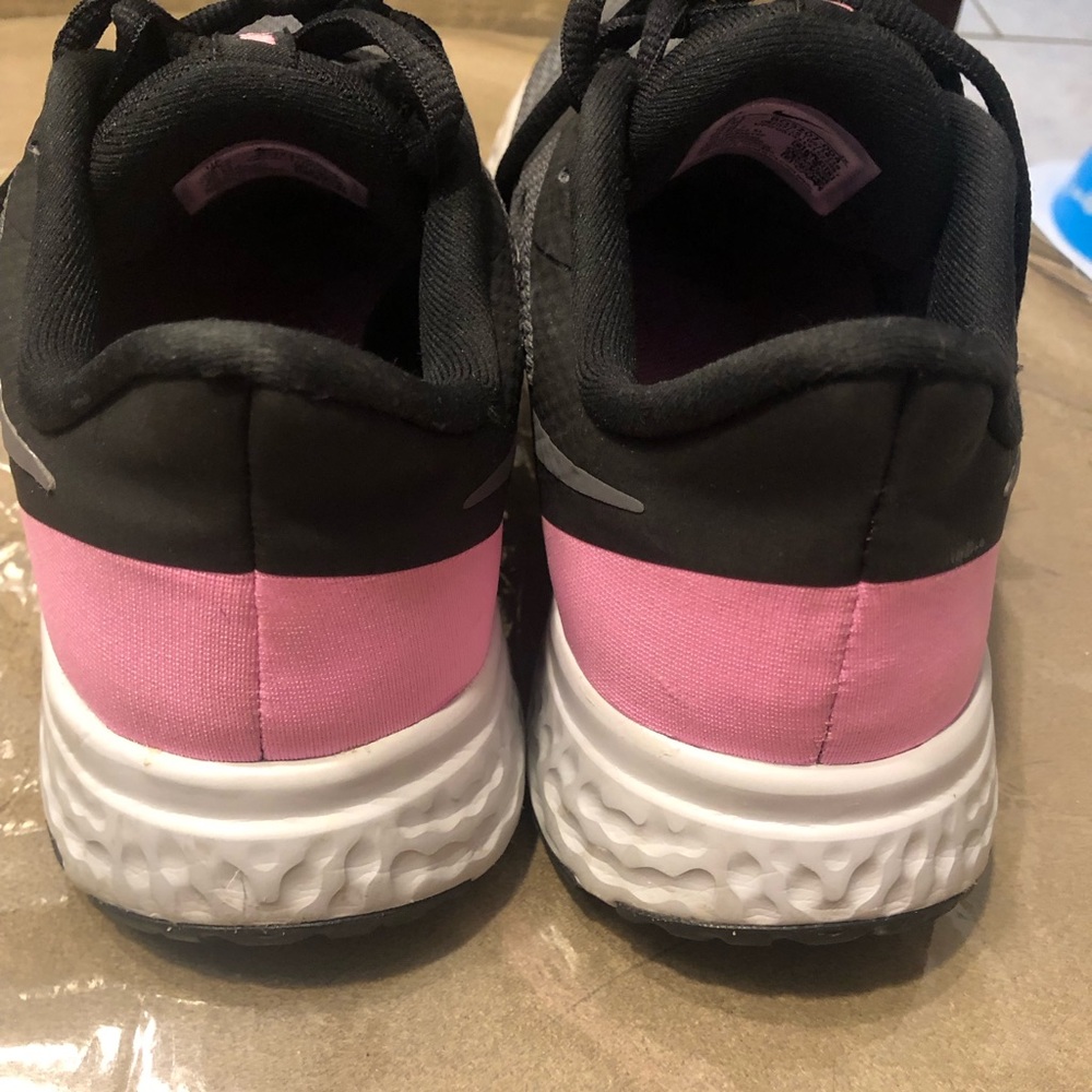Nike 🥳HP🥳Revolution Grey & Black colored Sneakers, Size 8 - Picture 5 of 11